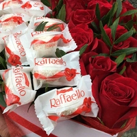 Красные розы и Raffaello в коробке в форме сердца
